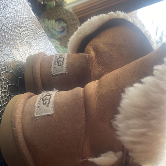 Kids UGGS Chestnut short boot - Picture 2 of 9